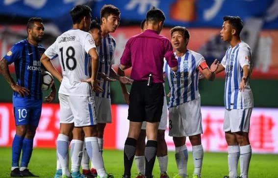 PG电子试玩-防守犯规事件引发争议，VAR技术再度登场