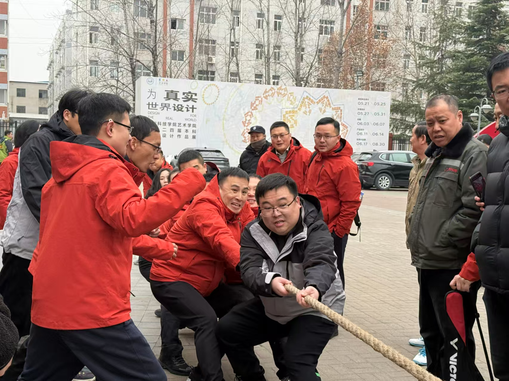 默契合作！运动员们拼尽全力迎战的简单介绍