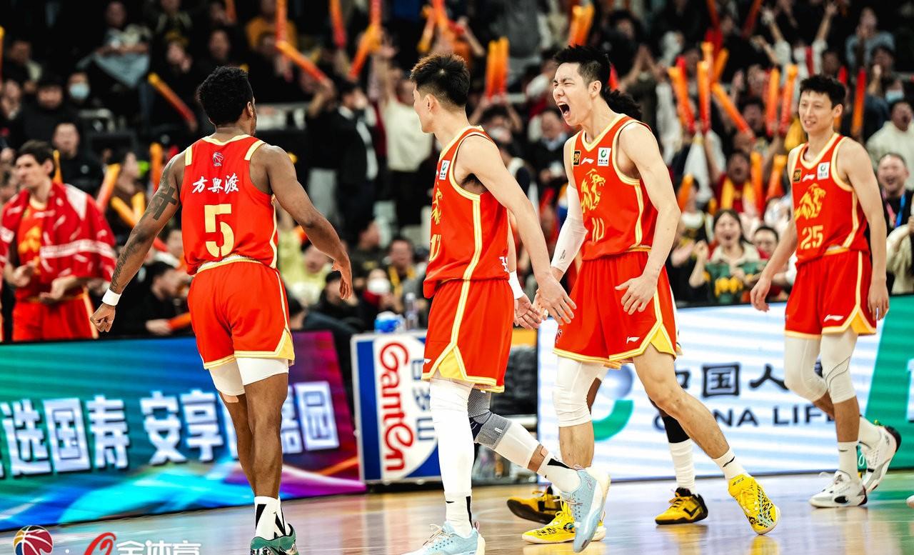 几内亚队不甘示弱,追赶领先 几内亚队不甘示弱,追赶领先