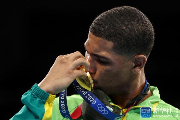 意大利拳击手获得男子轻量级别金牌 意大利拳击手获得男子轻量级别金牌