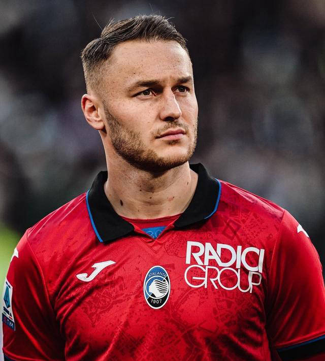 AC米兰客场大胜萨萨里奥,继续领跑 AC米兰客场大胜萨萨里奥,继续领跑