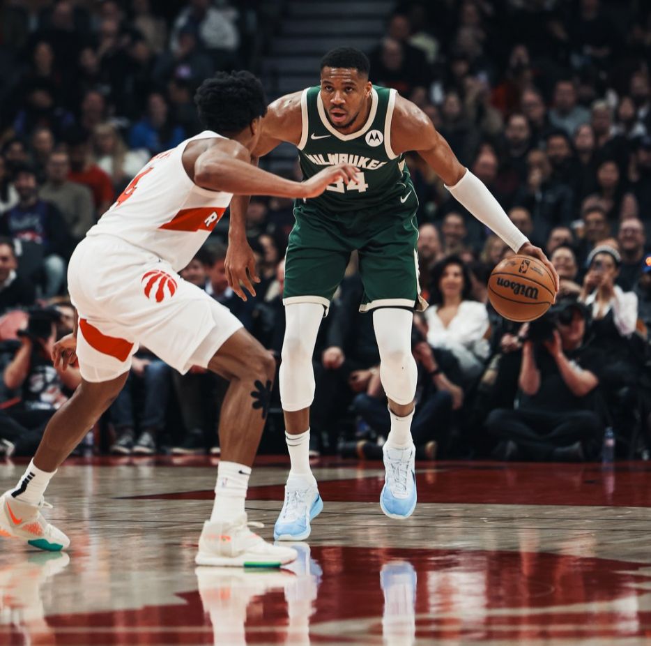 雄鹿客场奋战,字母哥得分篮板双双 雄鹿客场奋战,字母哥得分篮板双双