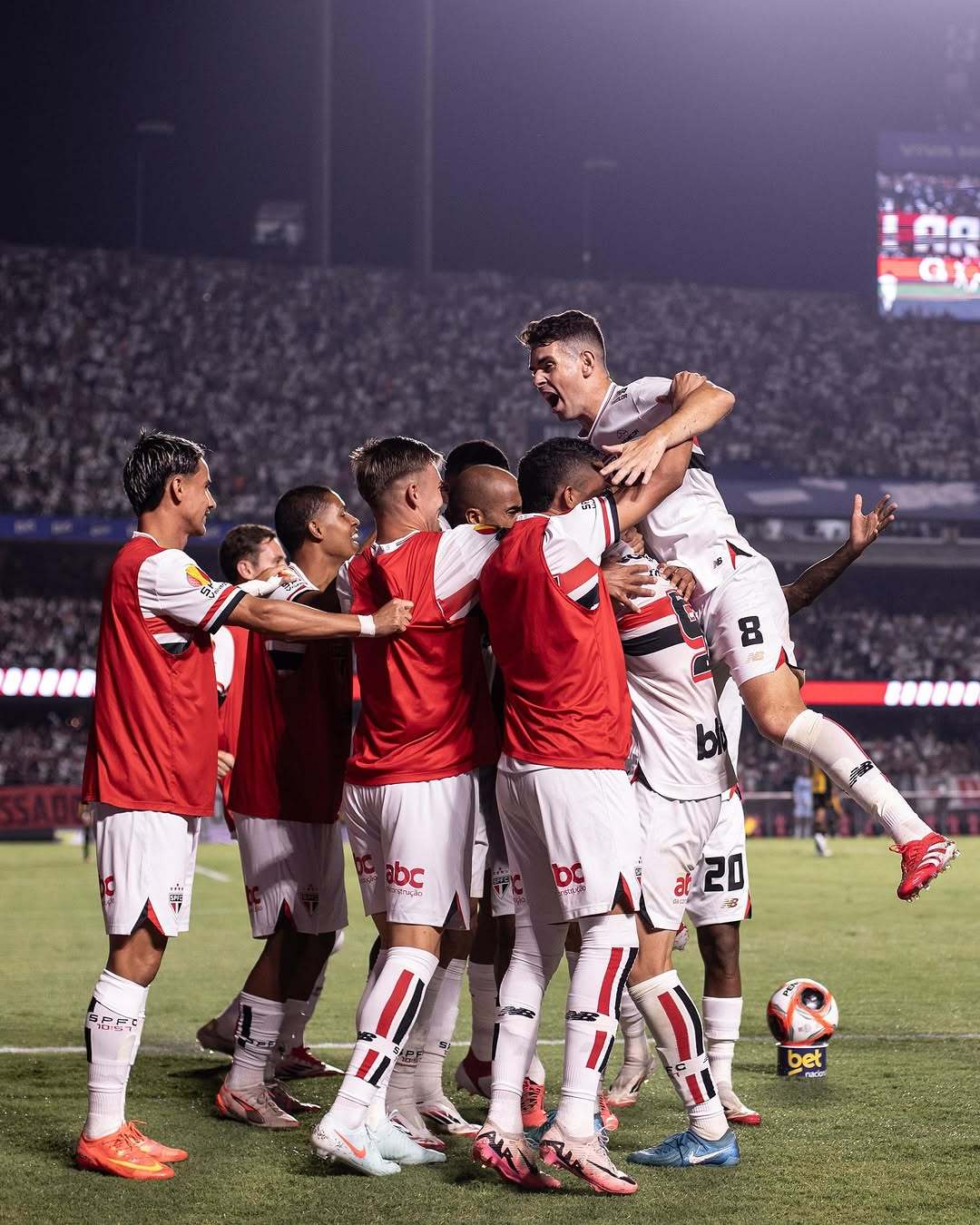 基多纳接连遭遇失利,埃瓦尔主场大胜 基多纳接连遭遇失利,埃瓦尔主场大胜