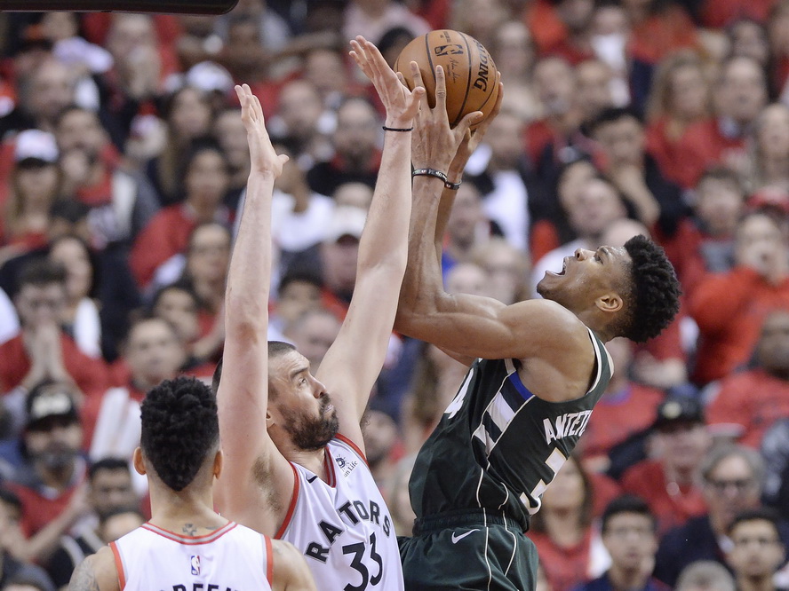 雄鹿逆转猛龙连扳两场 雄鹿逆转猛龙连扳两场