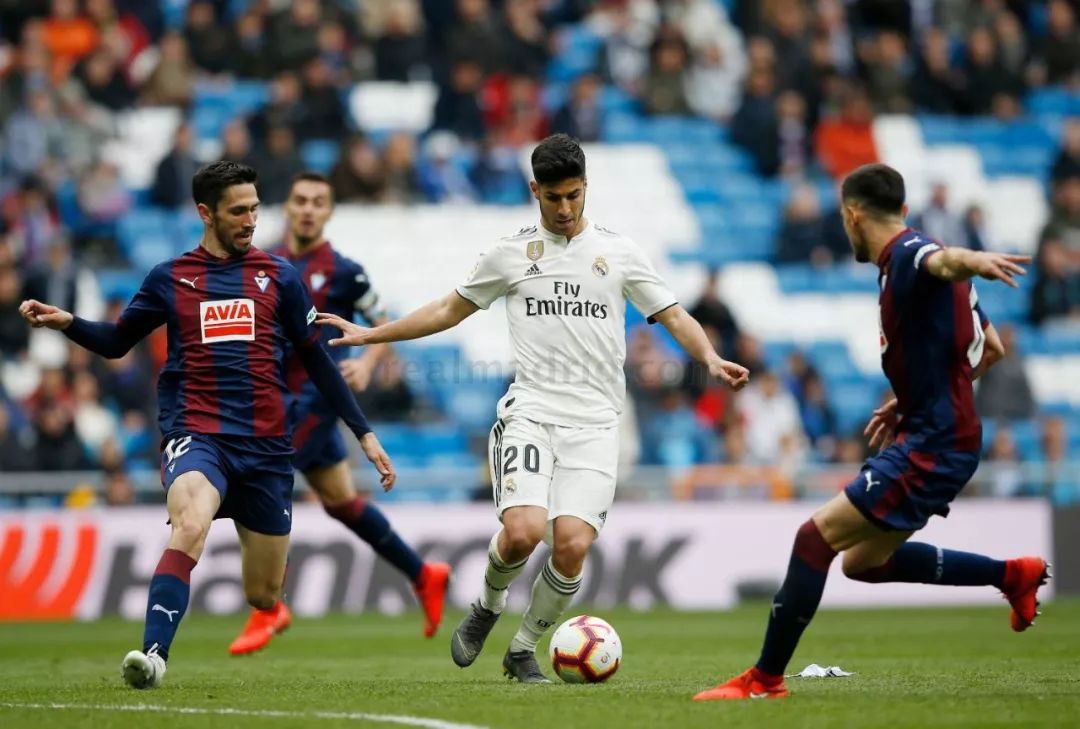 关于埃瓦尔前锋梅开二度,带领球队逆转胜利的信息 关于埃瓦尔前锋梅开二度,带领球队逆转胜利的信息