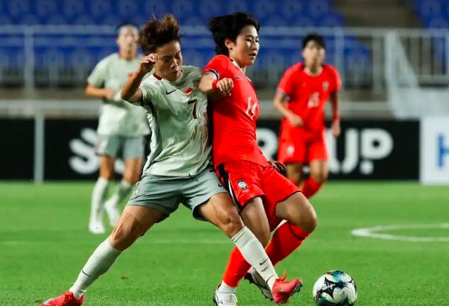 国内女足比赛中球队展现斗志和团队合作